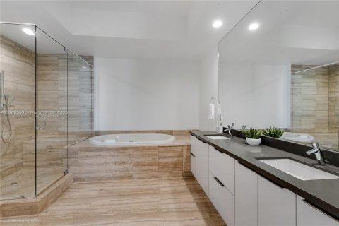 Condo in Sunny Isles Beach, Florida, 2 bedrooms  № 1698666 - photo 14