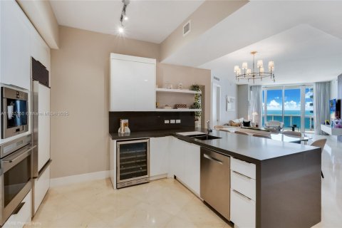Condo in Sunny Isles Beach, Florida, 2 bedrooms  № 1698666 - photo 9
