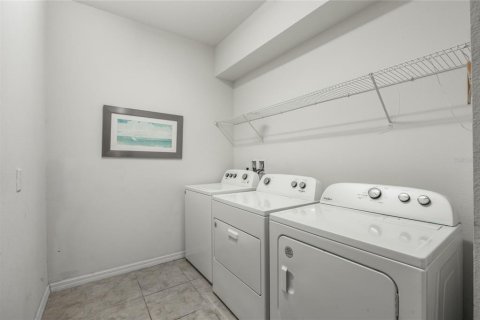 House in Kissimmee, Florida 9 bedrooms, 407.93 sq.m. № 1547897 - photo 21