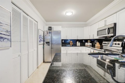 Condominio en venta en Miami, Florida, 3 dormitorios, 171.87 m2 № 1839240 - foto 12