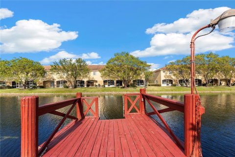 House in Tamarac, Florida 2 bedrooms, 154.22 sq.m. № 1994088 - photo 1