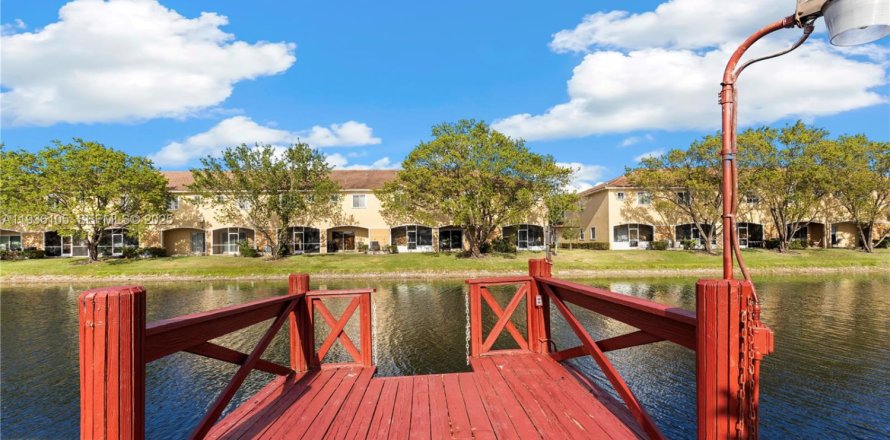 House in Tamarac, Florida 2 bedrooms, 154.22 sq.m. № 1994088