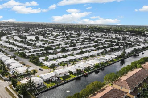 House in Tamarac, Florida 2 bedrooms, 154.22 sq.m. № 1994088 - photo 24