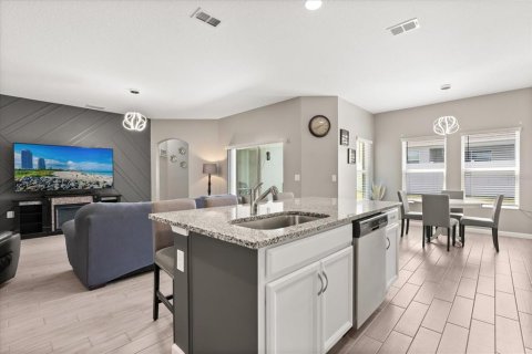 House in Haines City, Florida 4 bedrooms, 164.16 sq.m. № 1616150 - photo 3