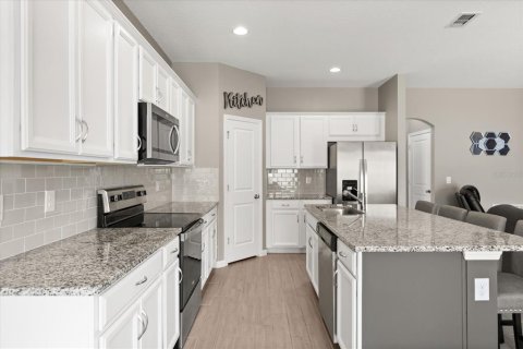House in Haines City, Florida 4 bedrooms, 164.16 sq.m. № 1616150 - photo 4