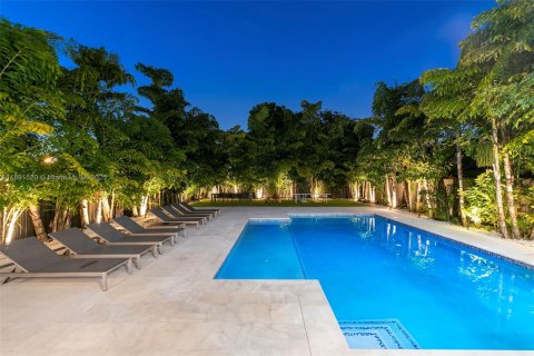 House in Miami, Florida 5 bedrooms, 274.43 sq.m. № 2076916 - photo 2