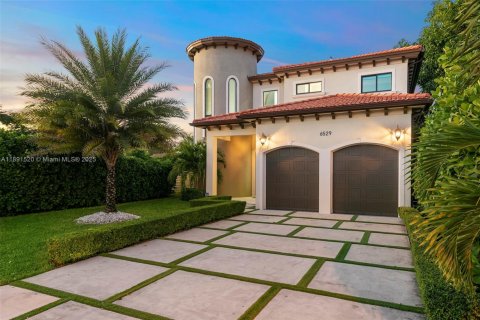 House in Miami, Florida 5 bedrooms, 274.43 sq.m. № 2076916 - photo 5