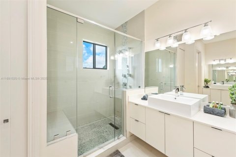House in Miami, Florida 5 bedrooms, 274.43 sq.m. № 2076916 - photo 14