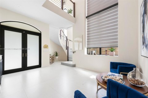 House in Miami, Florida 5 bedrooms, 274.43 sq.m. № 2076916 - photo 21