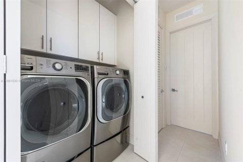 House in Miami, Florida 5 bedrooms, 274.43 sq.m. № 2076916 - photo 20