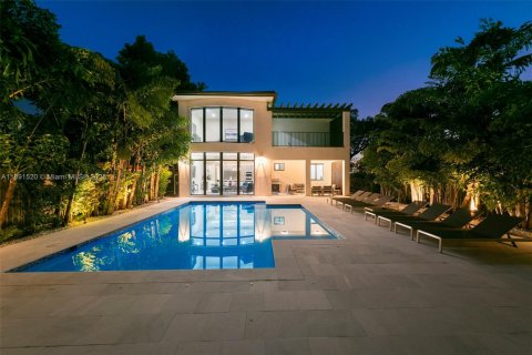 House in Miami, Florida 5 bedrooms, 274.43 sq.m. № 2076916 - photo 1