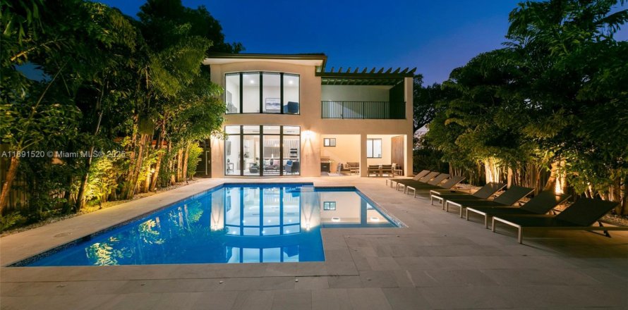 House in Miami, Florida 5 bedrooms, 274.43 sq.m. № 2076916