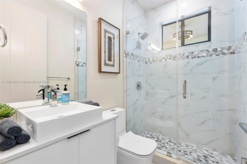 House in Miami, Florida 5 bedrooms, 274.43 sq.m. № 2076916 - photo 23