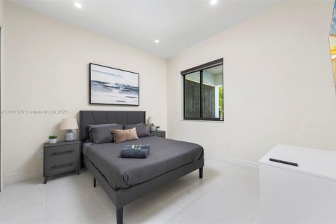House in Miami, Florida 5 bedrooms, 274.43 sq.m. № 2076916 - photo 25