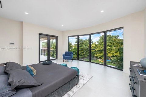 House in Miami, Florida 5 bedrooms, 274.43 sq.m. № 2076916 - photo 12
