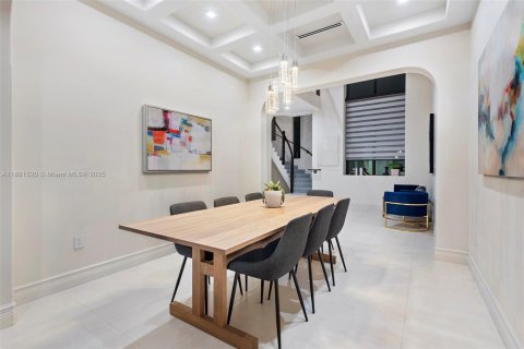 House in Miami, Florida 5 bedrooms, 274.43 sq.m. № 2076916 - photo 8