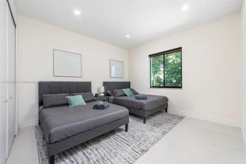 House in Miami, Florida 5 bedrooms, 274.43 sq.m. № 2076916 - photo 24