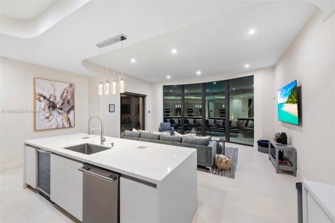 House in Miami, Florida 5 bedrooms, 274.43 sq.m. № 2076916 - photo 7