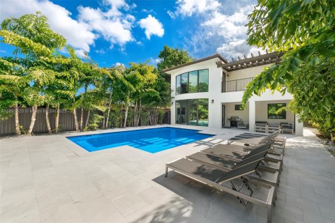 House in Miami, Florida 5 bedrooms, 274.43 sq.m. № 2076916 - photo 3