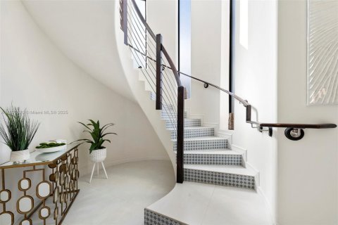 House in Miami, Florida 5 bedrooms, 274.43 sq.m. № 2076916 - photo 16
