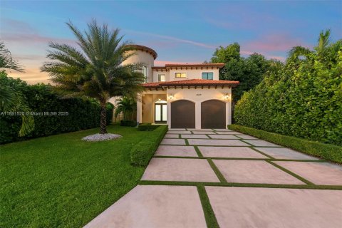 House in Miami, Florida 5 bedrooms, 274.43 sq.m. № 2076916 - photo 4