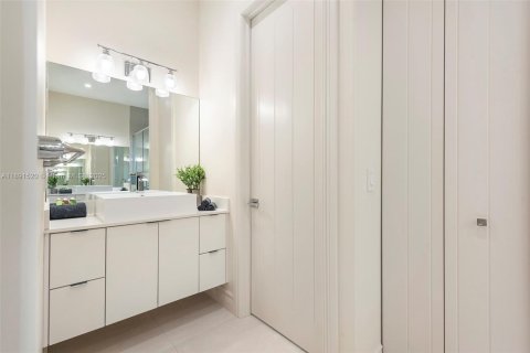 House in Miami, Florida 5 bedrooms, 274.43 sq.m. № 2076916 - photo 15