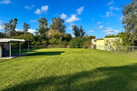 House in Punta Gorda, Florida 2 bedrooms, 100.71 sq.m. № 2103749 - photo 20