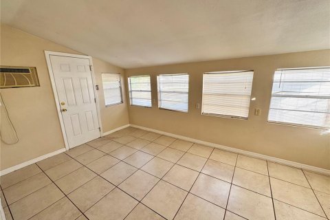 House in Punta Gorda, Florida 2 bedrooms, 100.71 sq.m. № 2103749 - photo 17