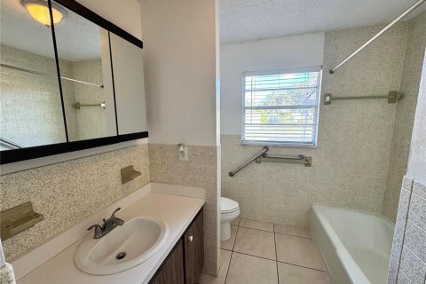 House in Punta Gorda, Florida 2 bedrooms, 100.71 sq.m. № 2103749 - photo 9