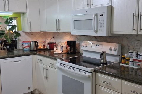 Copropriété à vendre à Sunrise, Floride: 2 chambres, 127.28 m2 № 1860915 - photo 1