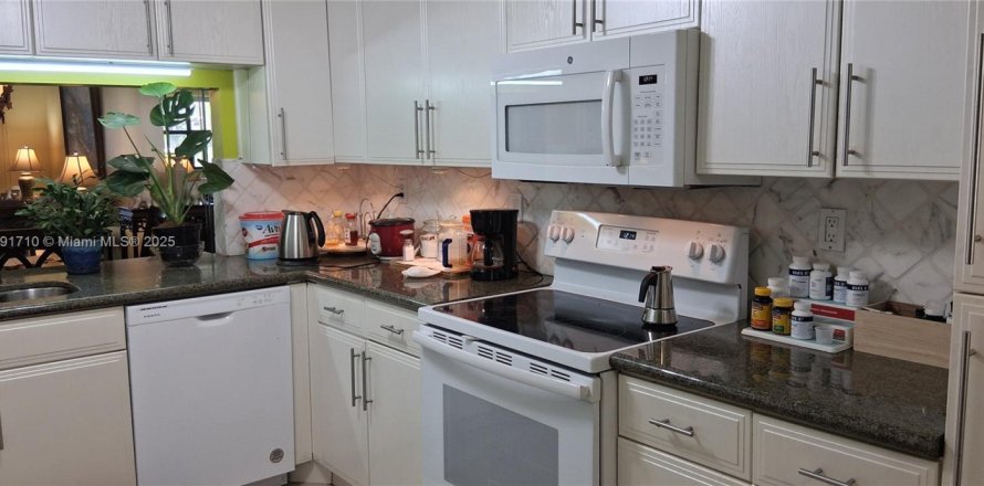 Condo in Sunrise, Florida, 2 bedrooms № 1860915