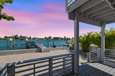 Villa ou maison à Treasure Island, Floride 3 chambres, 185.8 m2 № 2430699