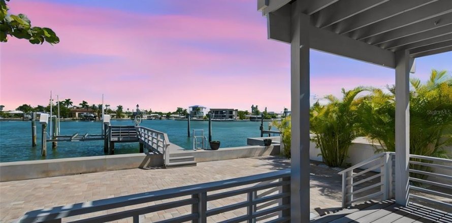 Villa ou maison à Treasure Island, Floride 3 chambres, 185.8 m2 № 2430699
