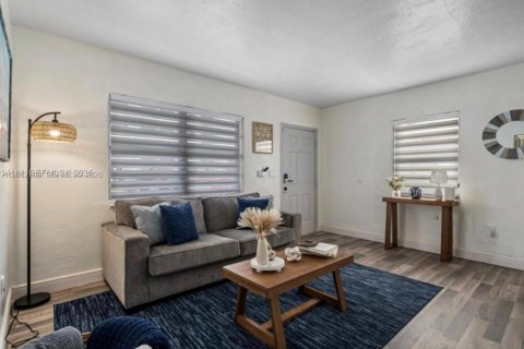 Villa ou maison à louer à Miami, Floride: 2 chambres, 73.76 m2 № 2249818 - photo 5