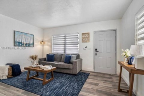 Villa ou maison à louer à Miami, Floride: 2 chambres, 73.76 m2 № 2249818 - photo 4