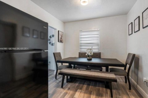 Villa ou maison à louer à Miami, Floride: 2 chambres, 73.76 m2 № 2249818 - photo 11