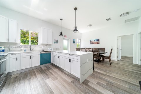 Casa en venta en Hallandale Beach, Florida, 4 dormitorios, 139.35 m2 № 1930999 - foto 3