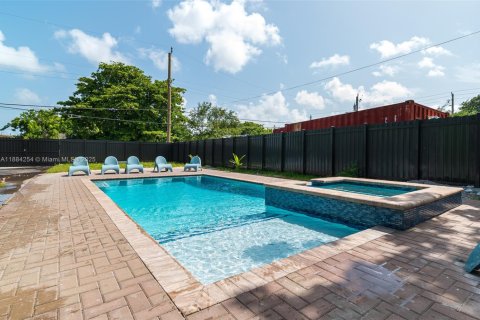 Casa en venta en Hallandale Beach, Florida, 4 dormitorios, 139.35 m2 № 1930999 - foto 13