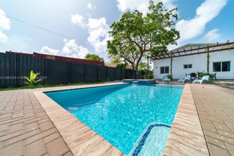 Casa en venta en Hallandale Beach, Florida, 4 dormitorios, 139.35 m2 № 1930999 - foto 14
