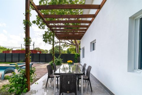 Casa en venta en Hallandale Beach, Florida, 4 dormitorios, 139.35 m2 № 1930999 - foto 12