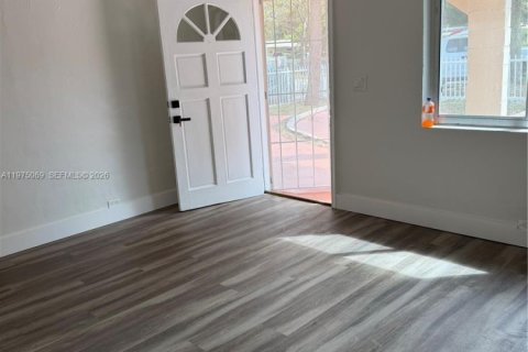 Casa en alquiler en North Miami, Florida, 2 dormitorios, 91.42 m2 № 2041355 - foto 2