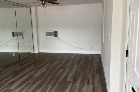 Casa en alquiler en North Miami, Florida, 2 dormitorios, 91.42 m2 № 2041355 - foto 3