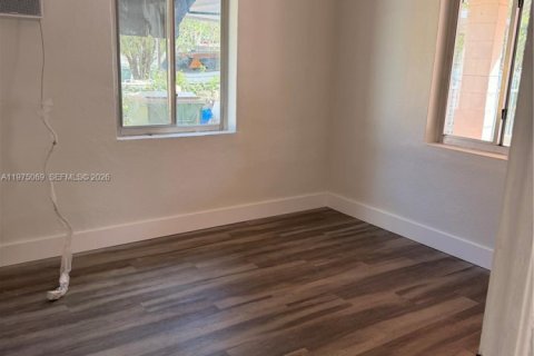Casa en alquiler en North Miami, Florida, 2 dormitorios, 91.42 m2 № 2041355 - foto 4