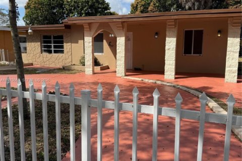 Casa en alquiler en North Miami, Florida, 2 dormitorios, 91.42 m2 № 2041355 - foto 1