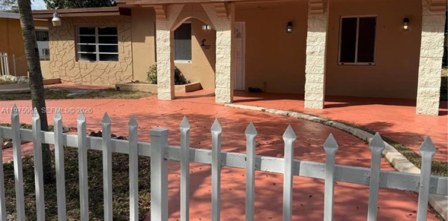 Casa en North Miami, Florida 2 dormitorios, 91.42 m2 № 2041355