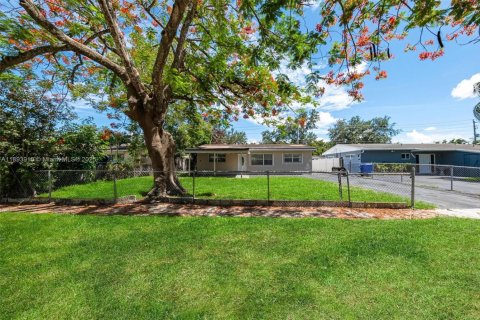 Casa en venta en Hollywood, Florida, 3 dormitorios, 107.95 m2 № 1945962 - foto 5