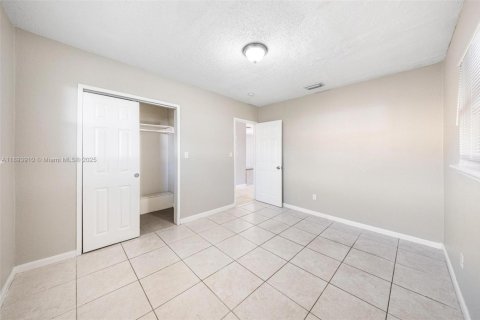 Casa en venta en Hollywood, Florida, 3 dormitorios, 107.95 m2 № 1945962 - foto 12