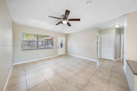 Casa en venta en Hollywood, Florida, 3 dormitorios, 107.95 m2 № 1945962 - foto 16