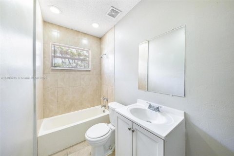 Casa en venta en Hollywood, Florida, 3 dormitorios, 107.95 m2 № 1945962 - foto 29