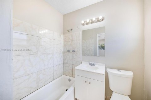 Casa en venta en Hollywood, Florida, 3 dormitorios, 107.95 m2 № 1945962 - foto 17